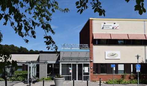 Entrén till kliniken i Strängnäs