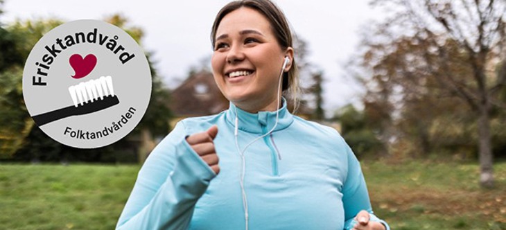 Leende kvinna som har frisktandvårdsavtal