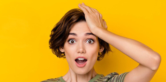 Person som plötsligt minns att det är dags att boka tid hos tandläkaren.