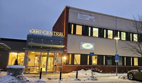 Entrén till kliniken i Strängnäs