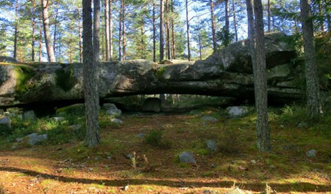 Naturbild med en stenbro